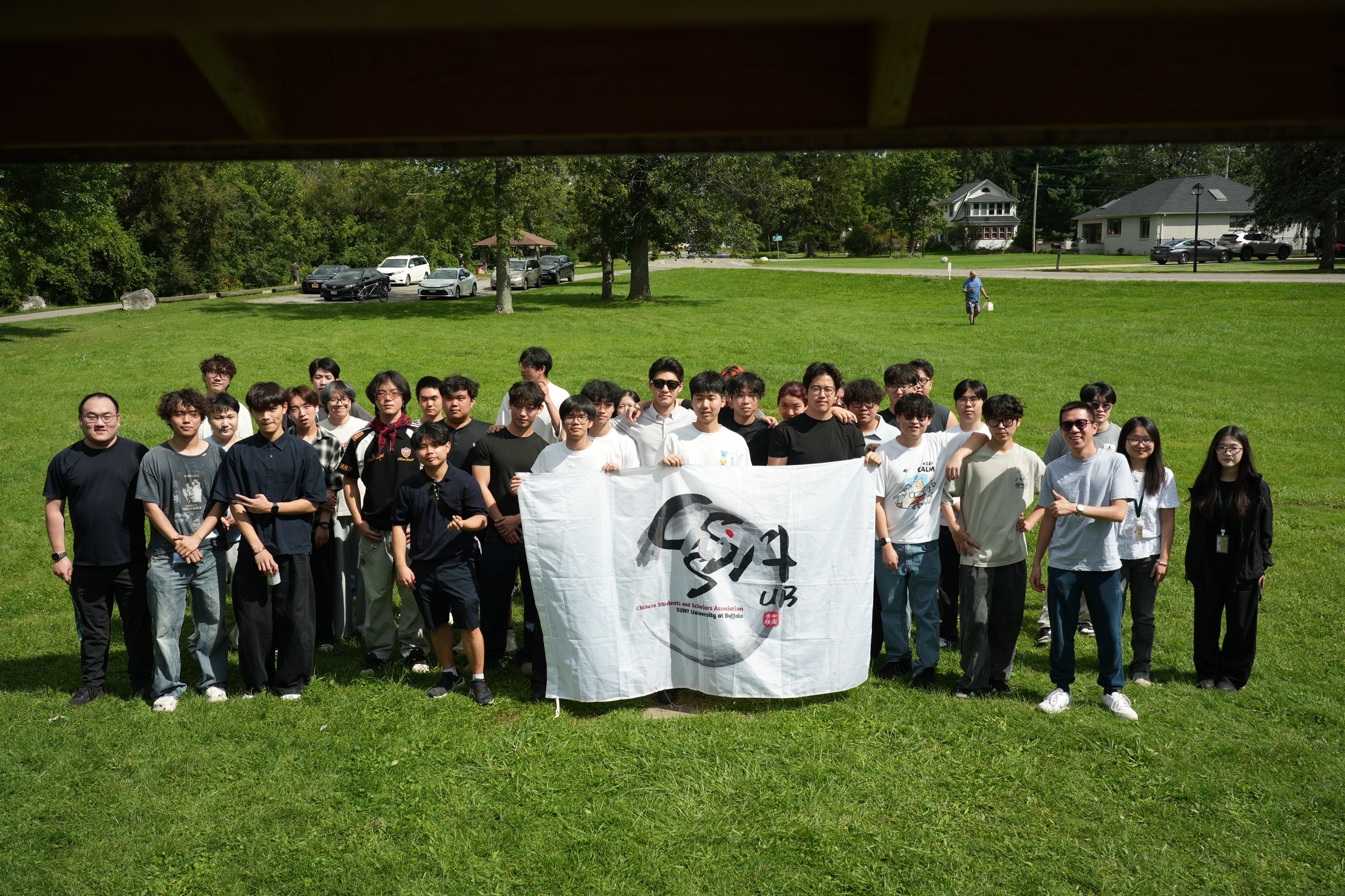 UBCSSA 同学们在草地上手持学联旗帜合影